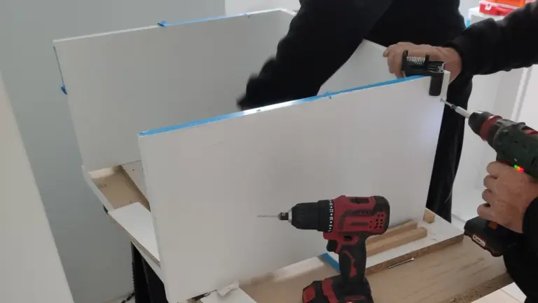 Монтаж на корпусен шкаф – екипът на Арион Мебелите сглобява мебели по поръчка на място при клиента