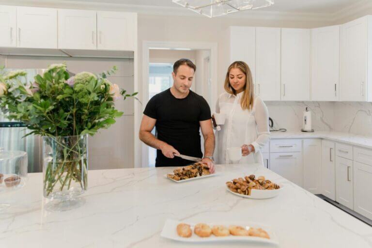 Млада двойка в модерна кухня – мебели по поръчка за уют и ежедневен комфорт от Арион Мебелите