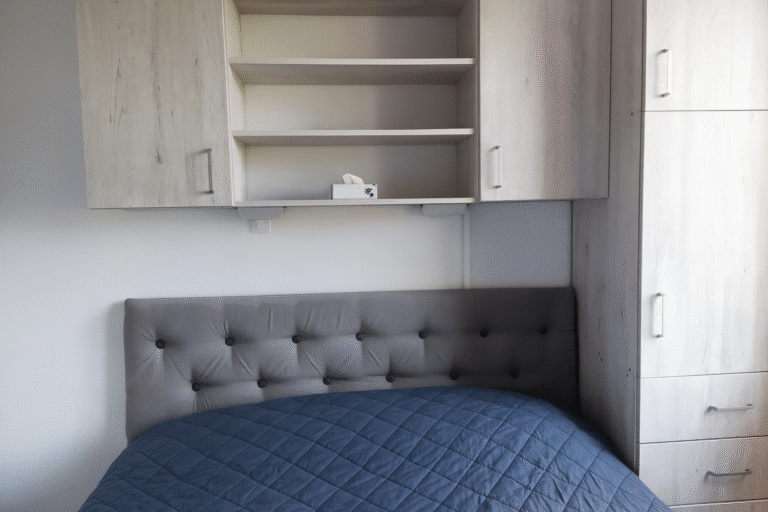 Тапицирана табла в сив цвят, част от спалня по поръчка с функционален дизайн