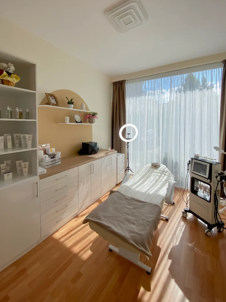 Общ изглед на процедурната зала с мебели, кушетка и техника