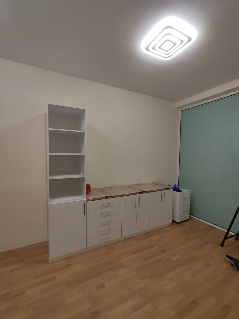 Монтаж на първите шкафове с бял корпус и плот дъб Сонома