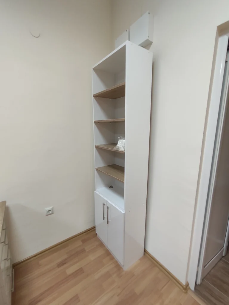 Монтаж на висок шкаф с отворени рафтове и вратичка