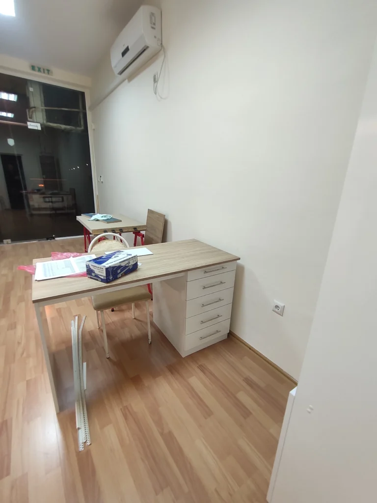 Бюро за маникюр с плот дъб Сонома и страничен контейнер – монтажен процес