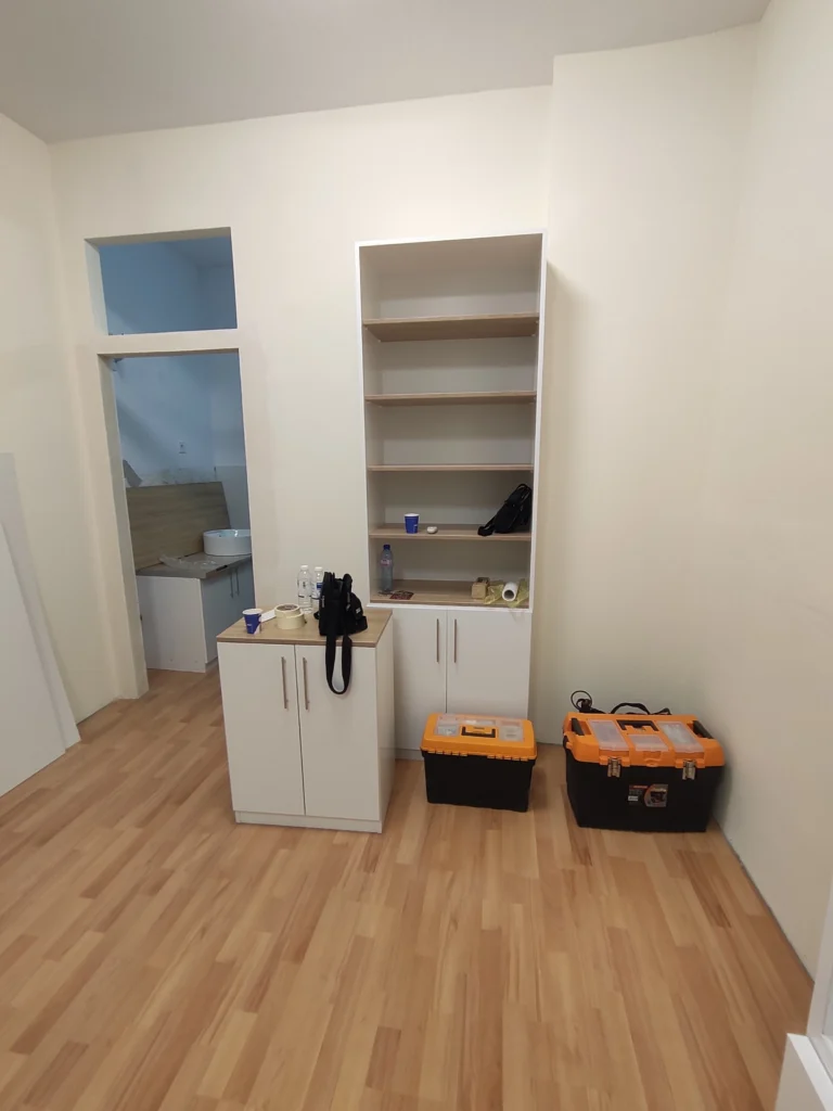 Шкафове и етажерка с отворени рафтове, подготвени за довършване