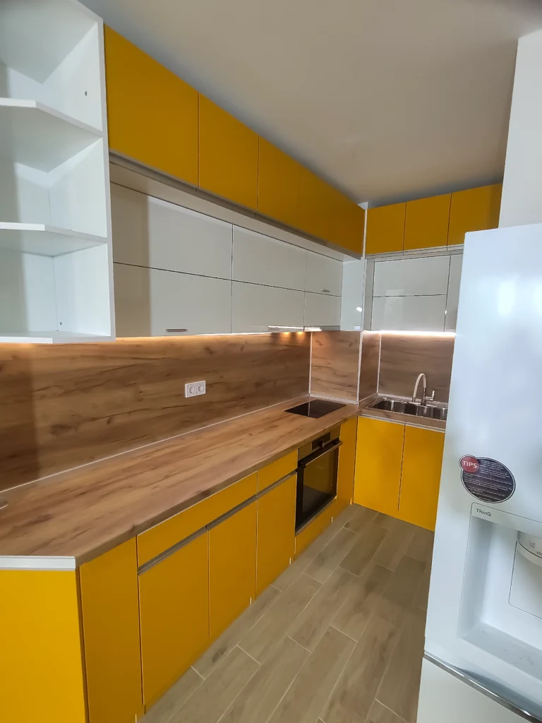 Жълти гланцови шкафове с отблясъци и игра на светлина