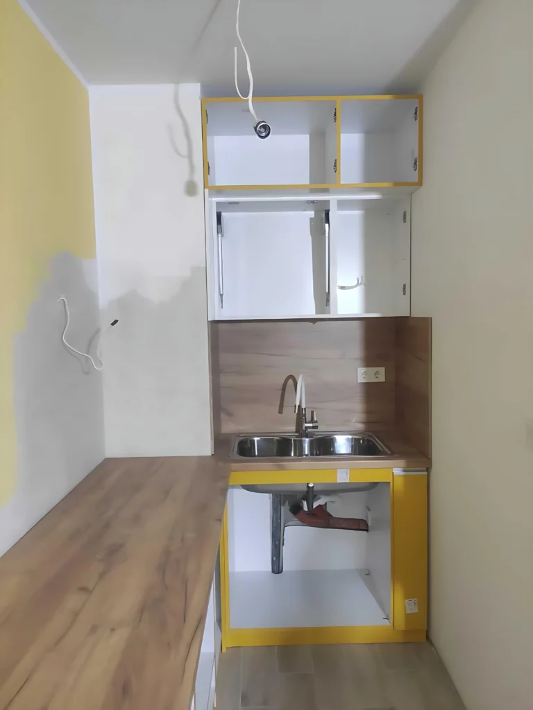 Монтаж на плот и мивка, открити тръби и кабели преди завършване