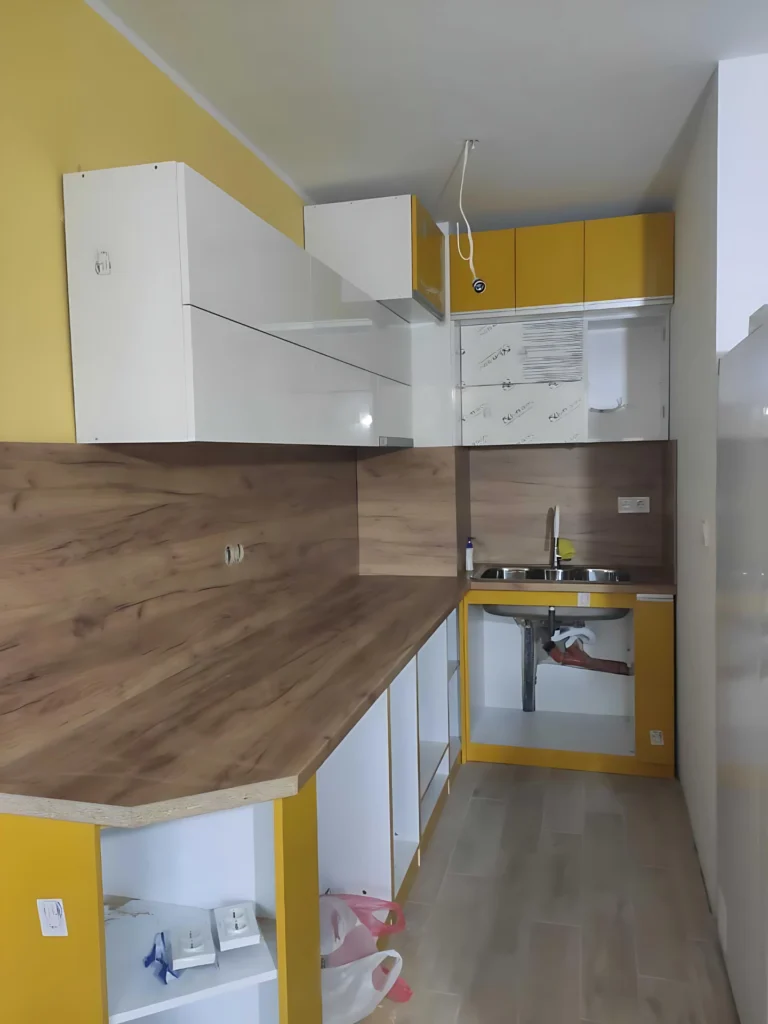 Горни шкафове с фолио и монтиран дървесен плот