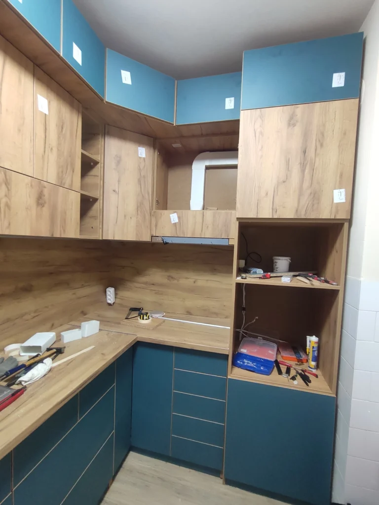 Горните шкафове в процес на нивелация.