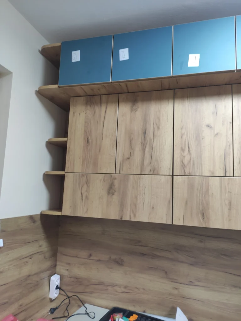 Изглед към горните шкафове в процес на монтаж, с оставени бележки за нивелация и оразмеряване.