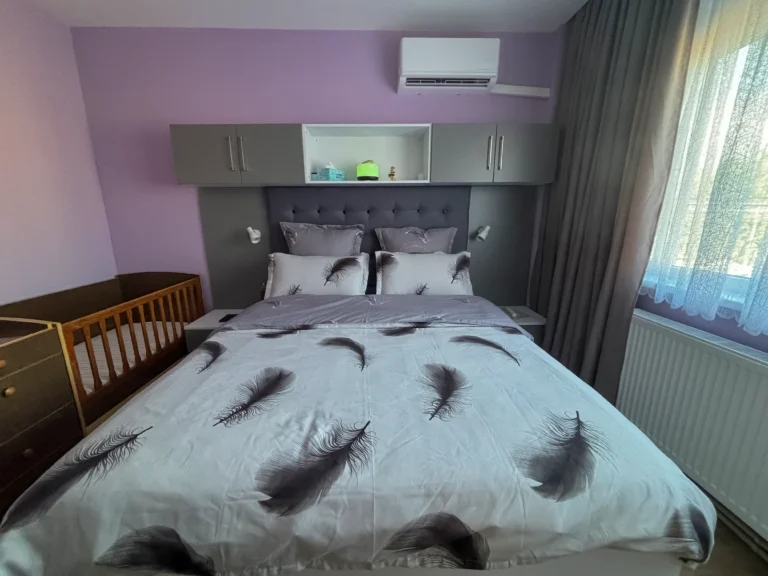 Централен изглед към леглото и надстройката над таблата