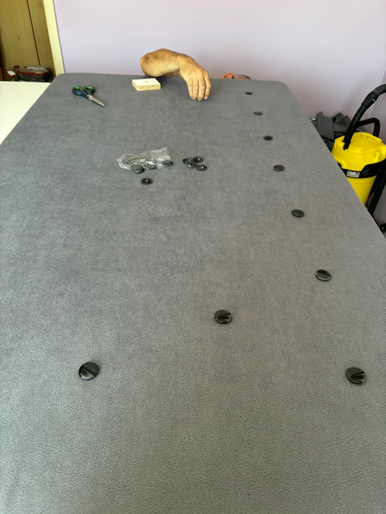 Процес по тапициране на табла с разположение на копчета