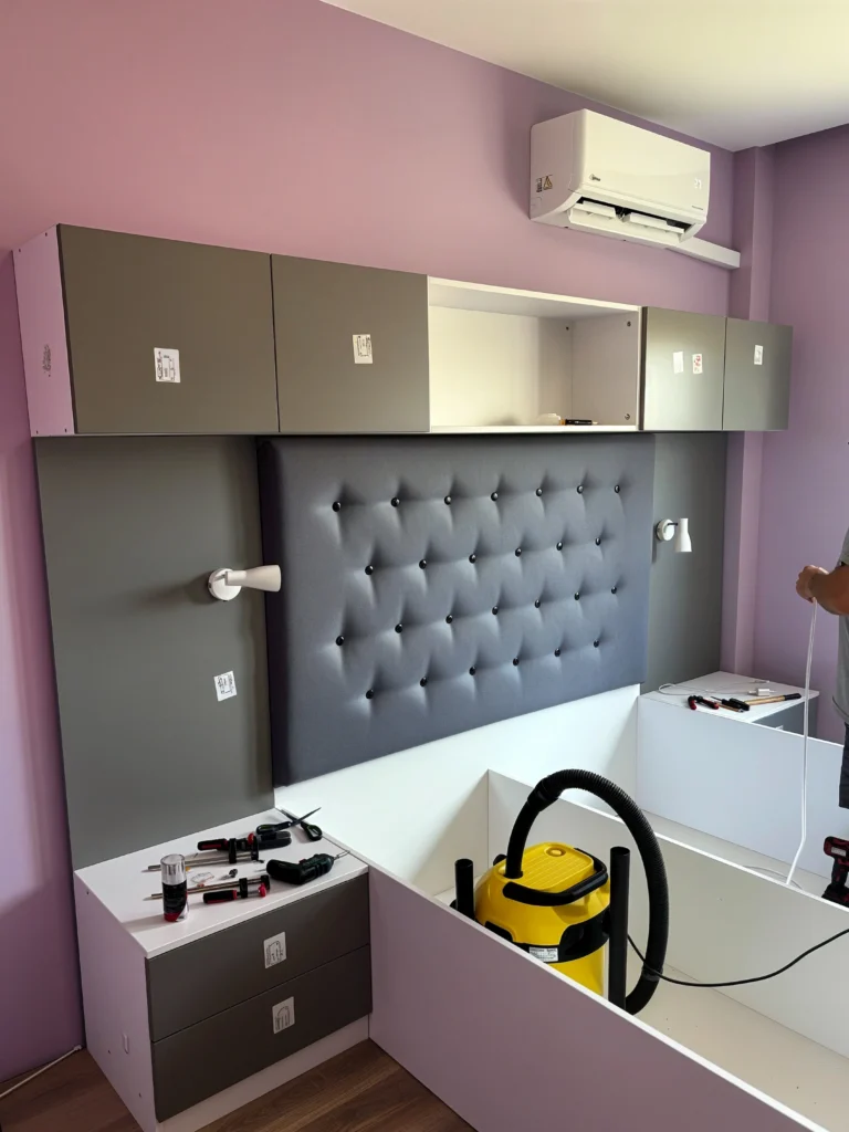 Инсталация на надстройката над леглото и довършване на таблата