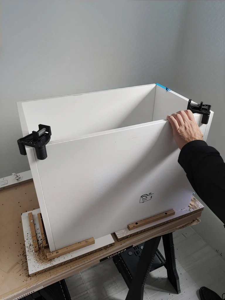 Сглобяване на горен шкаф с помощта на стеги и шаблони.