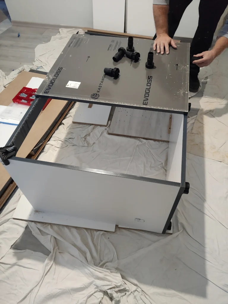 Подготвяне на долен шкаф с регулируеми крачета и лице Evogloss.