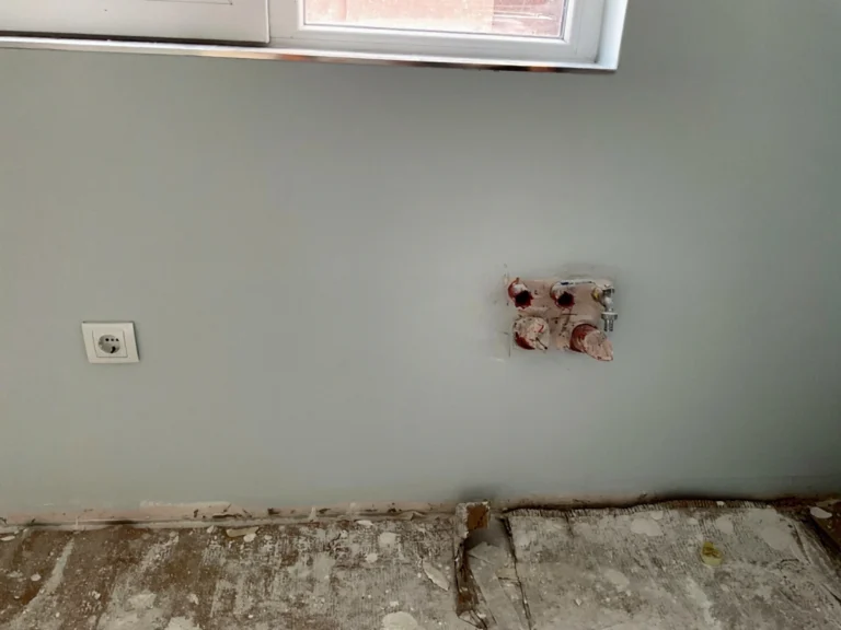 Зона под прозорец с изведени инсталации за мивка и уреди преди монтажа.