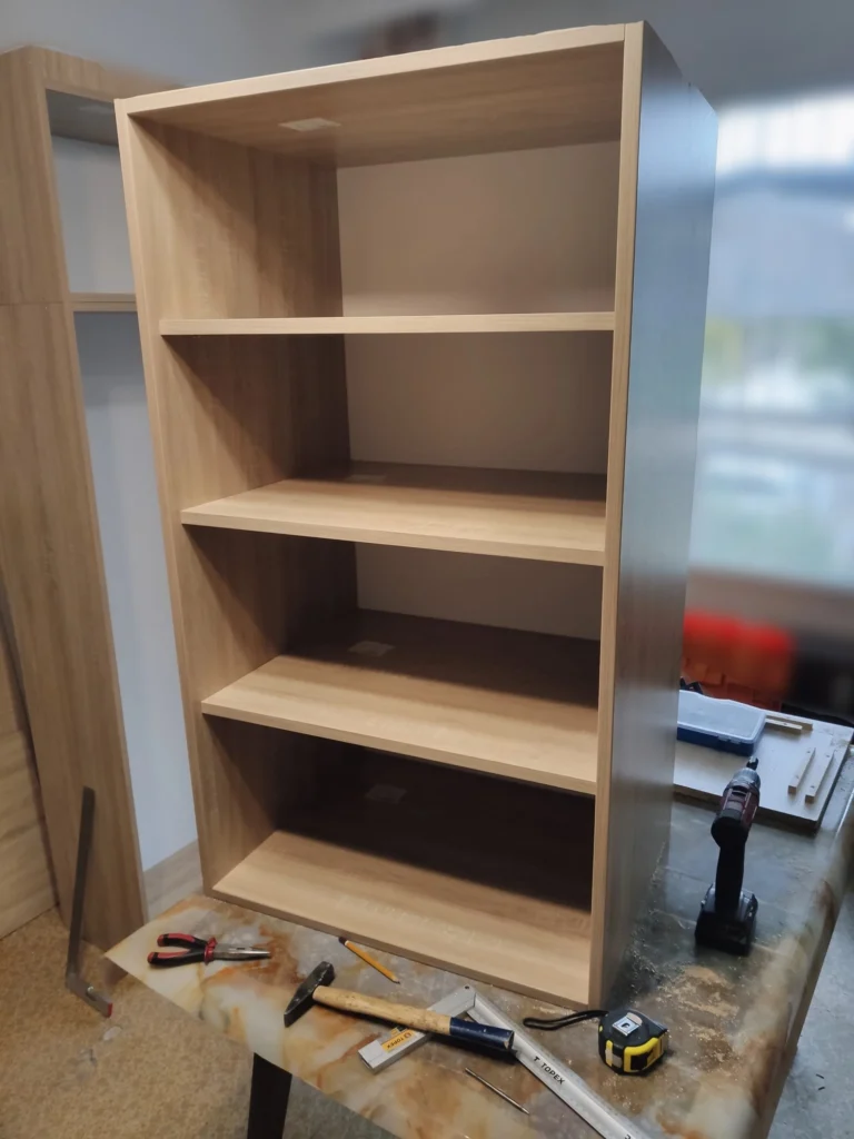 Проверка на четириетажна рафтова секция преди монтаж