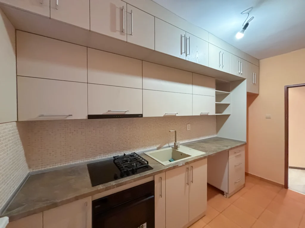 Кухня по поръчка в Първомай с бежови шкафове и мозайка