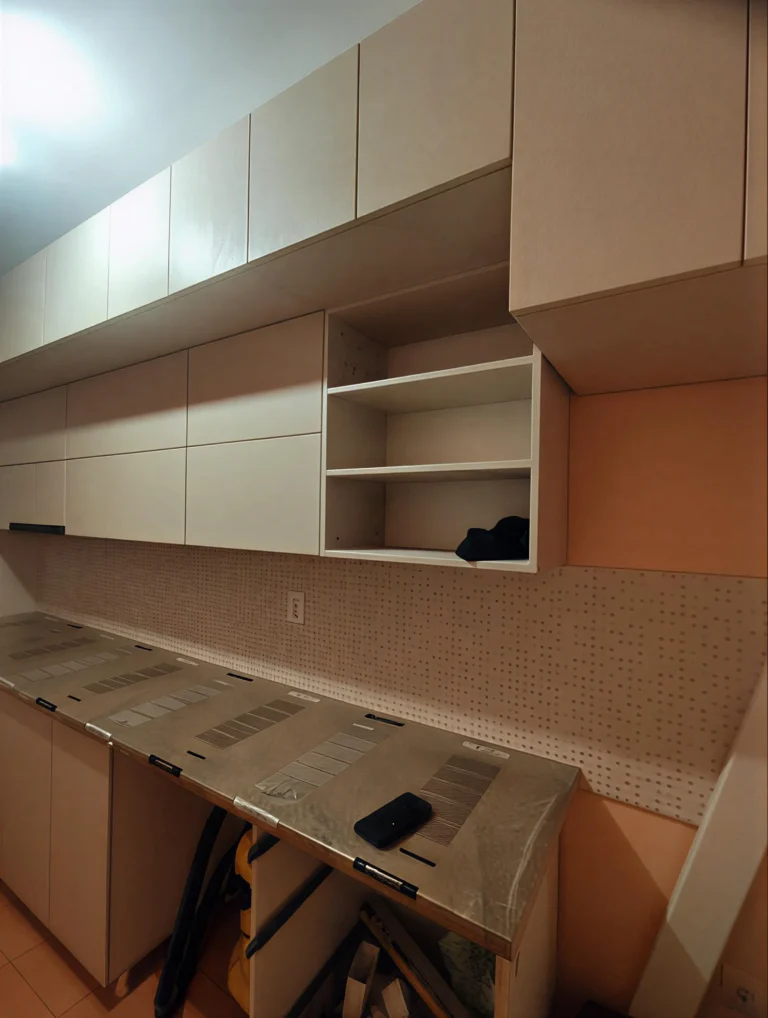Изграждане на кухненските шкафове с открити рафтове