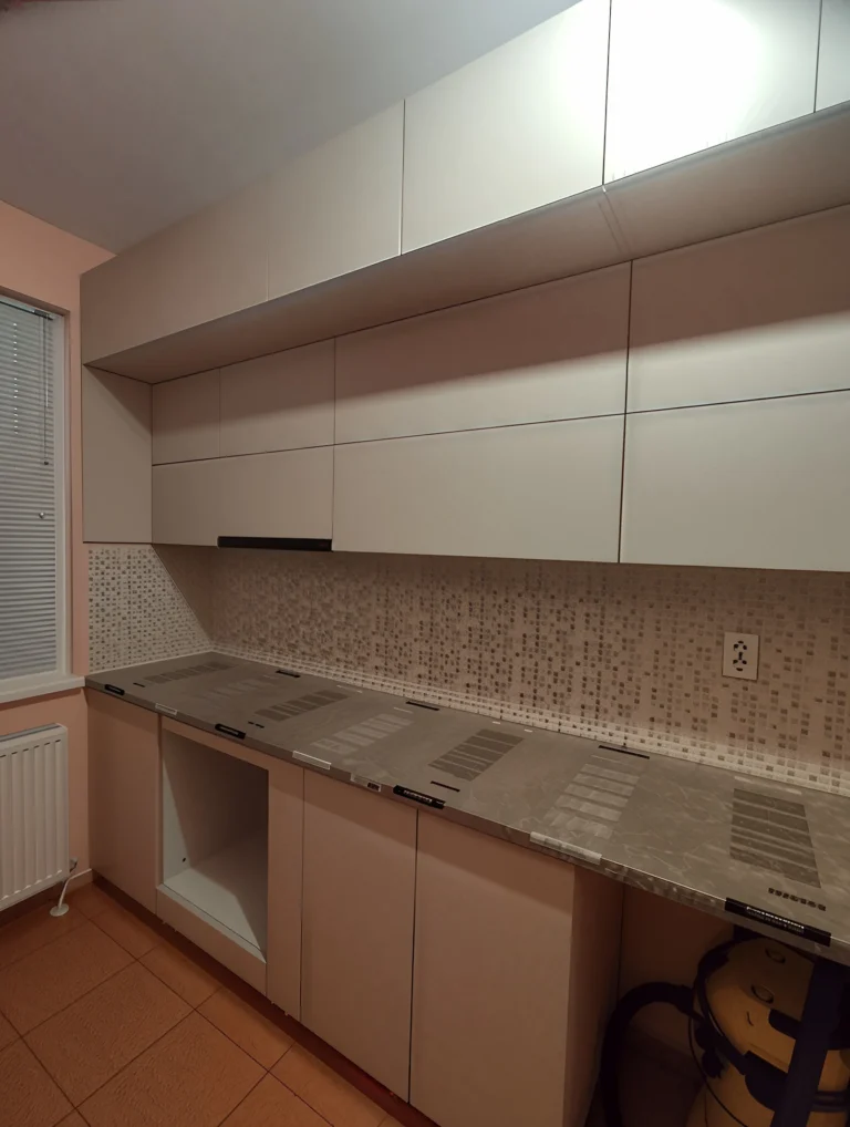 Монтаж на горни шкафове и подготовка за плот